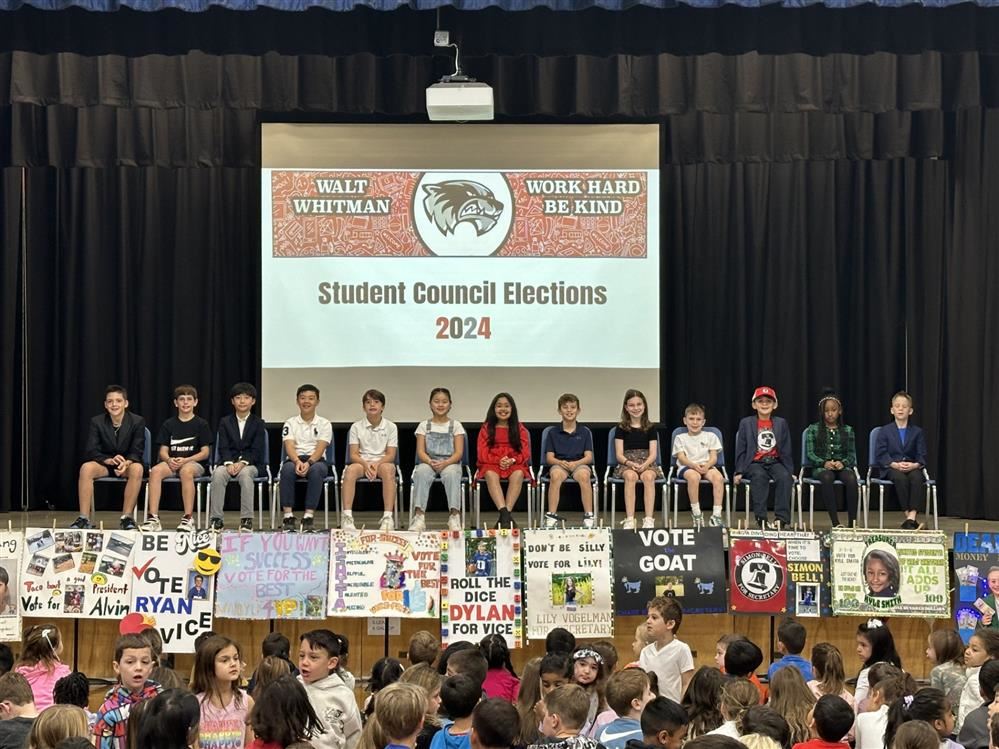  The candidates sitting on the stage.